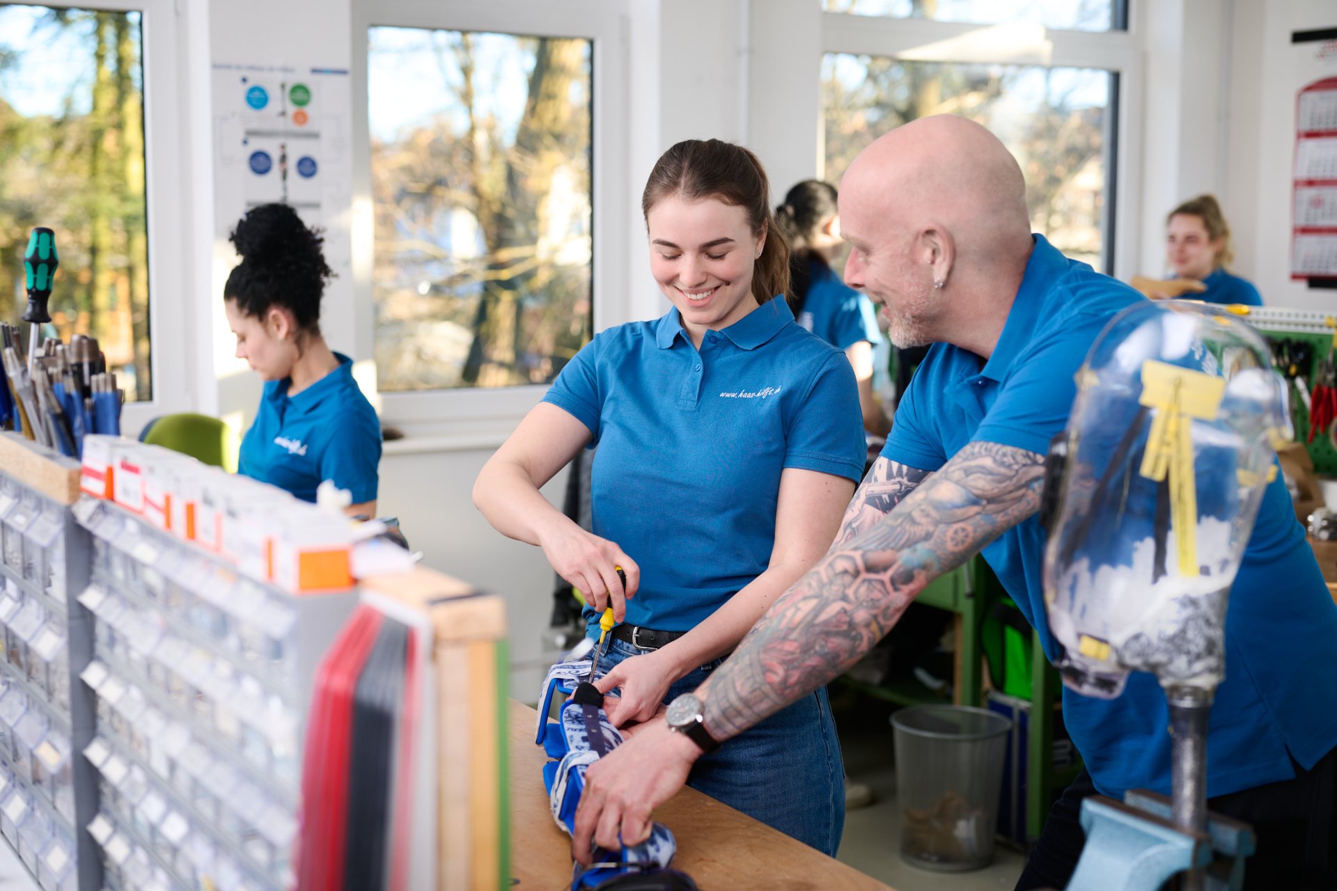 Orthopädietechniker bei der Reparatur