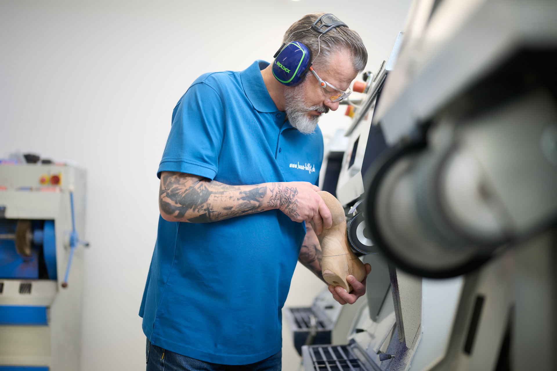 Orthopädietechniker bei der Arbeit