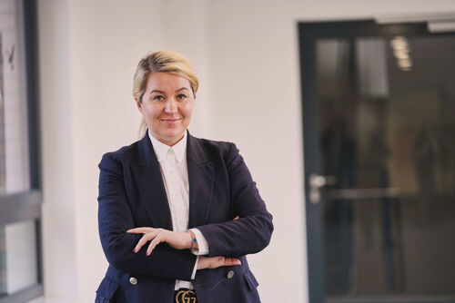Das Bild zeigt eine Mitarbeiterin im Portrait.