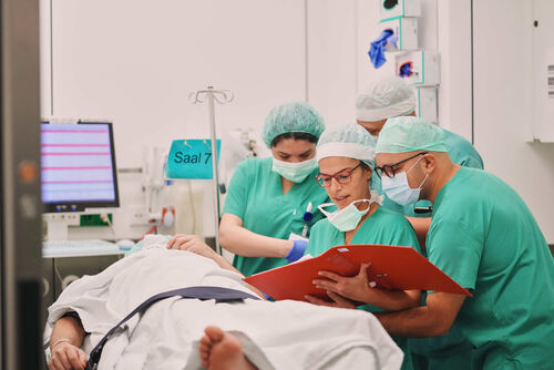 Das Bild zeigt mehrere Mitarbeiter während der Arbeit im OP.