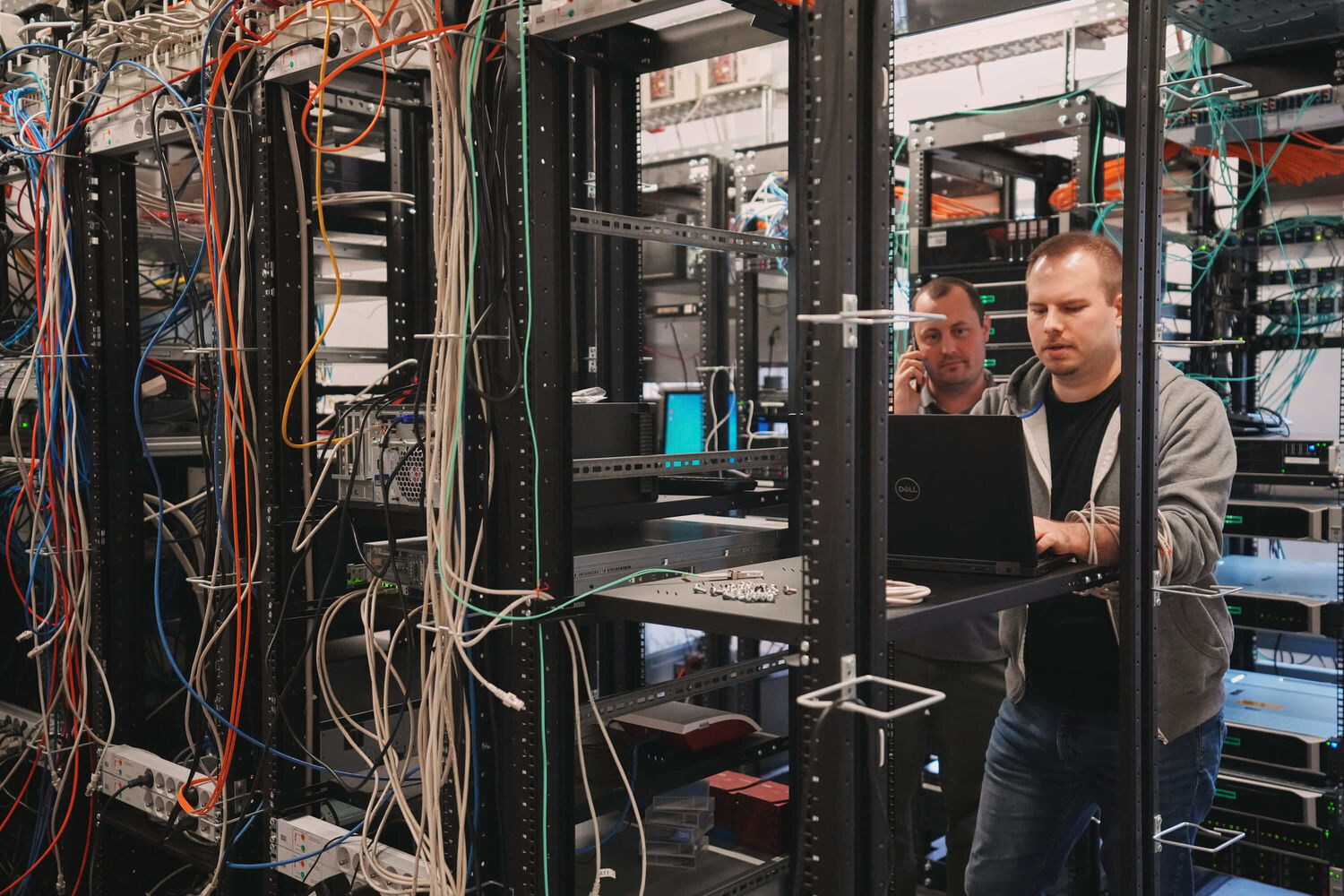Das Bild zeigt zwei Mitarbeiter der Technik bei der Arbeit.