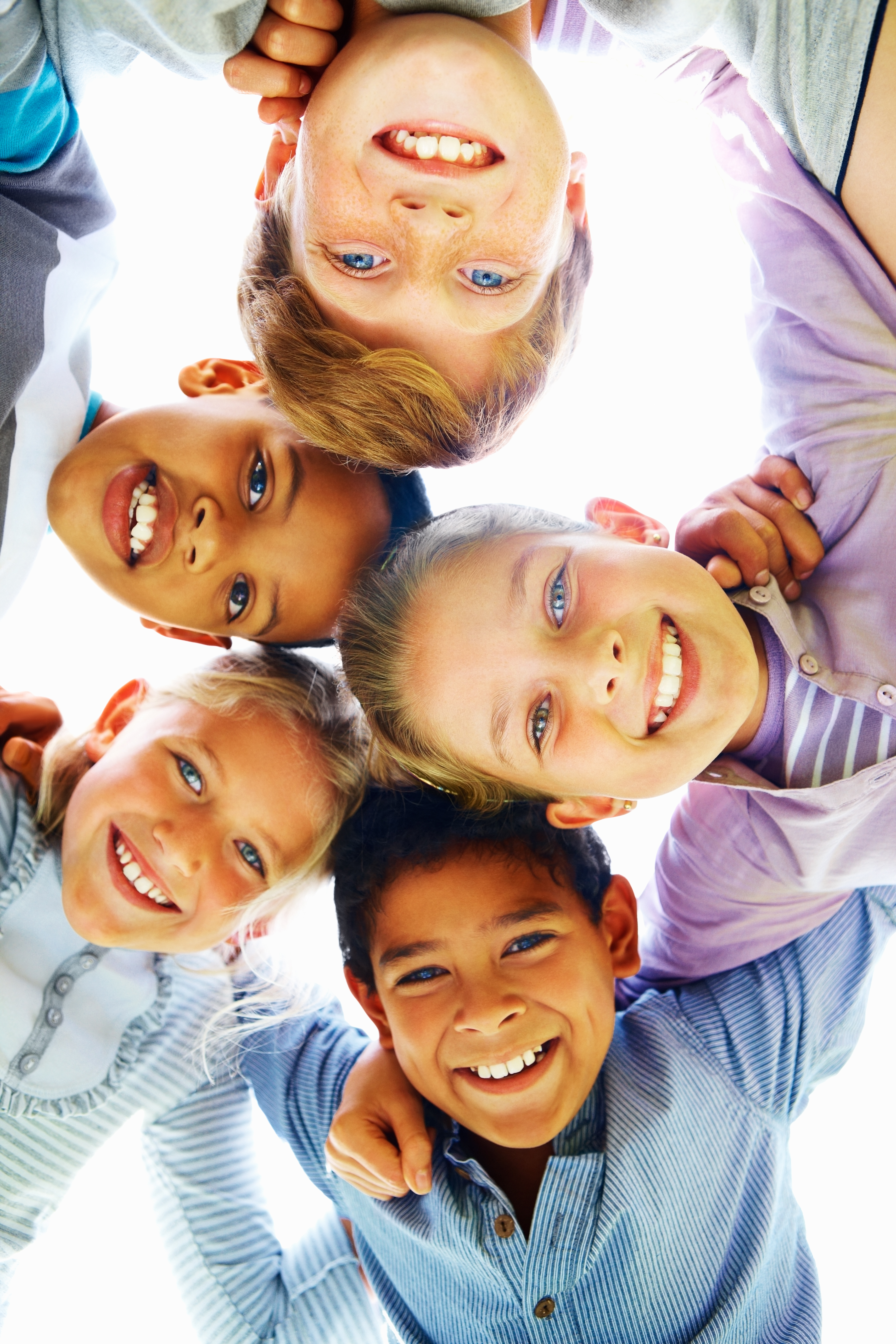 Eine Gruppe von Kindern steht im Kreis und umarmt sich