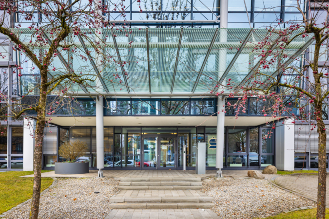 Modernes Gebäude mit klarer Architektur