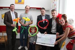 Holger Stöcker vom Round Table 62, Chefarzt Philipp von Blanckenburg, Geschäftsführer Marco Kempka, Round Table Präsident Jens Laparose, der kleine Patient Maximilian (5 J.) und die immer für Späße aufgelegten Clownin Lotta bei der Landung des Sche