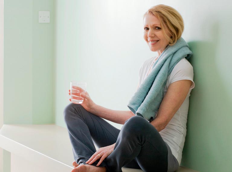 Frau mit Wasserglas