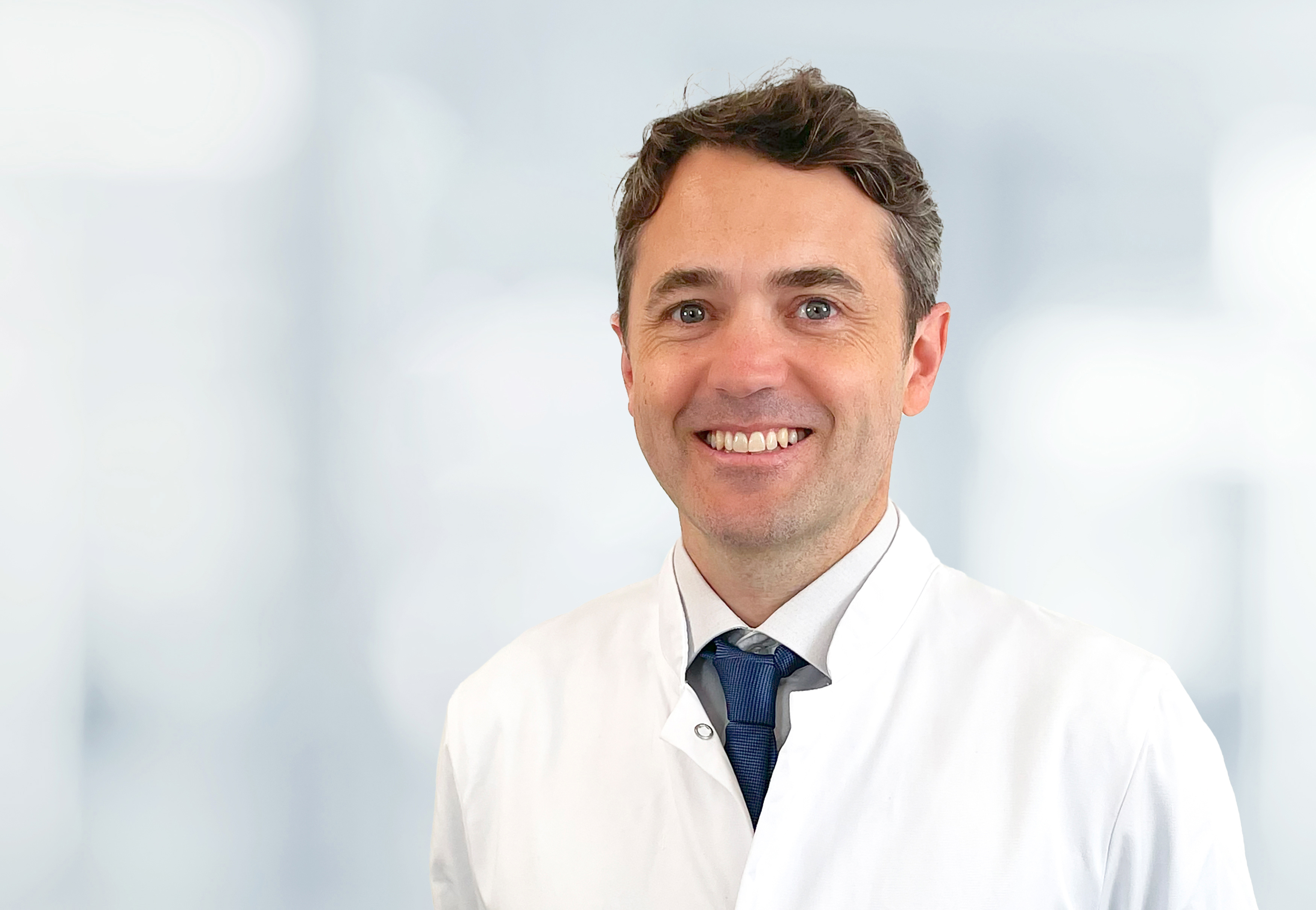 Portraitfoto von Privatdozent Dr. Felix Wezel, Chefarzt der Klinik für Urologie am Sana Klinikum Landkreis Biberach