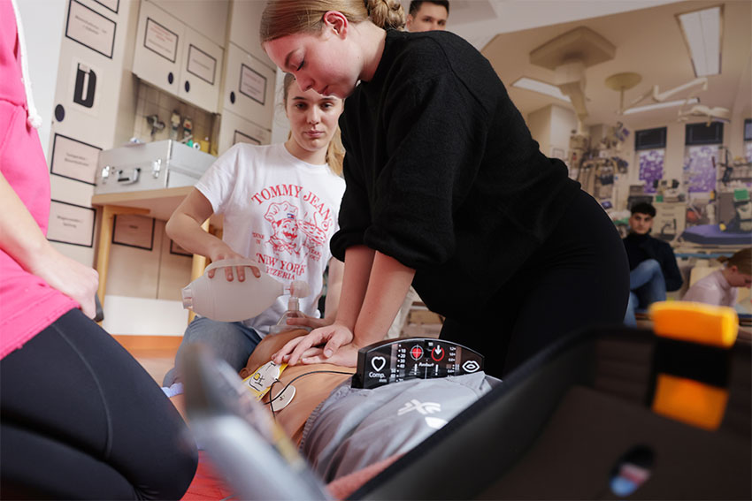 Herzdruckmassage bei ATA-Ausbildung