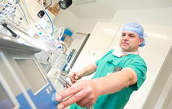 Das Team der Kardiotechnik bereitet die Herz-Lungen-Maschine vor