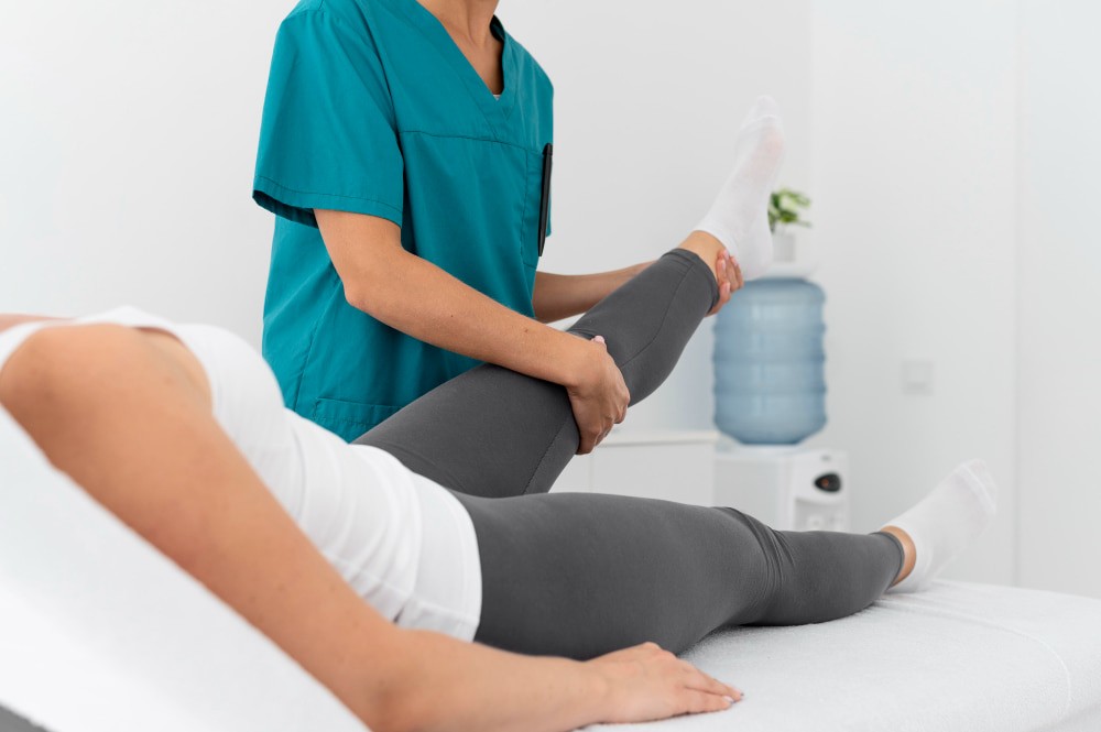 Eine Physiotherapeutin zeigt einer Patientin Übungen zur Behandlung von Hüftgelenkschmerzen 