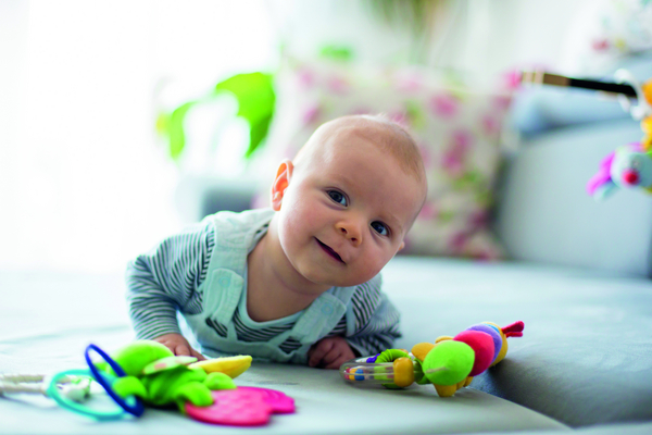 Baby mit Spielsachen