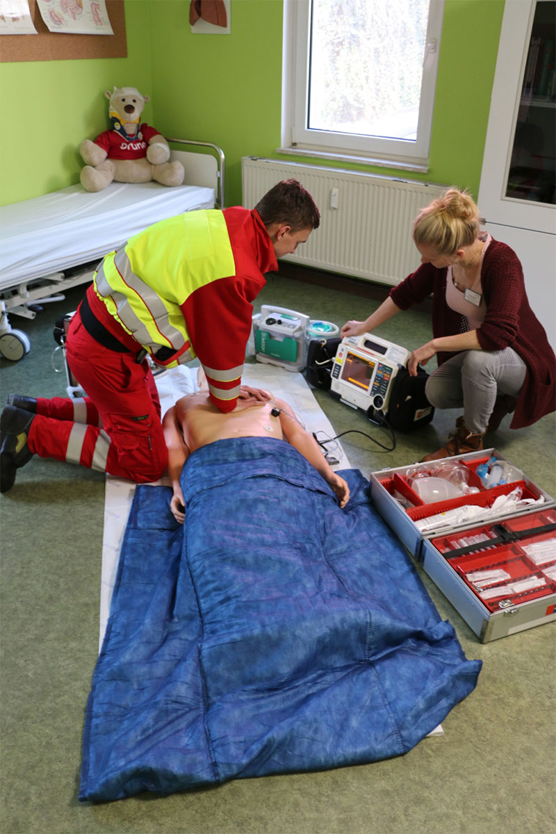 Rettungssanitäter - praktisches Üben der Herzdruckmassage Rettungssanitäter im Einsatz