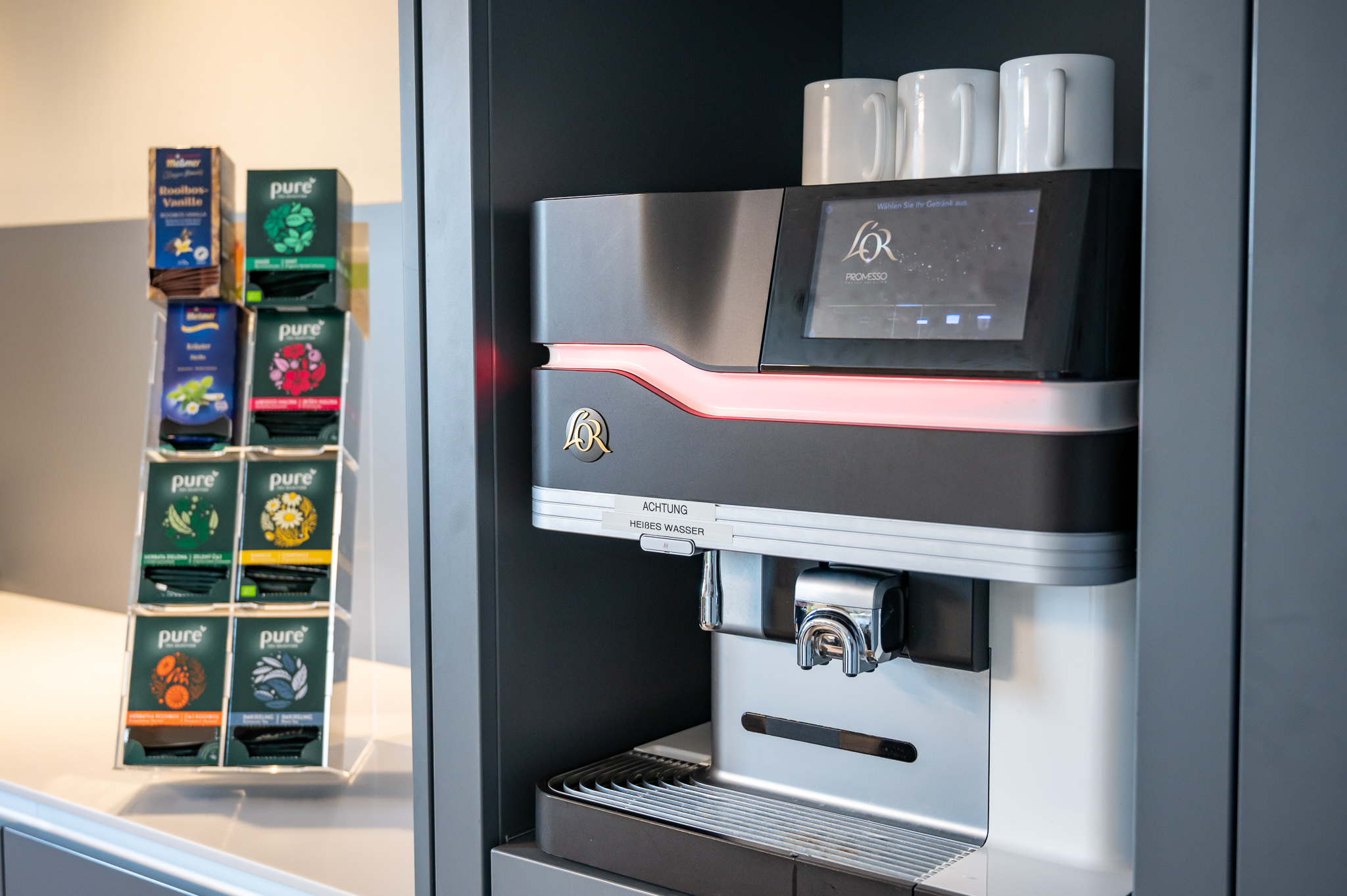 Jederzeit Kaffee, Tee oder Getränke gibt es in der modernen Lounge auf der Wahlleistungsstation.