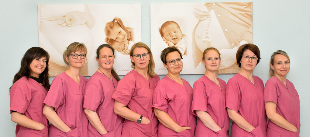 Porträtbild der Hebammen am Standort Wurzen in pinkfarbenen Kitteln.