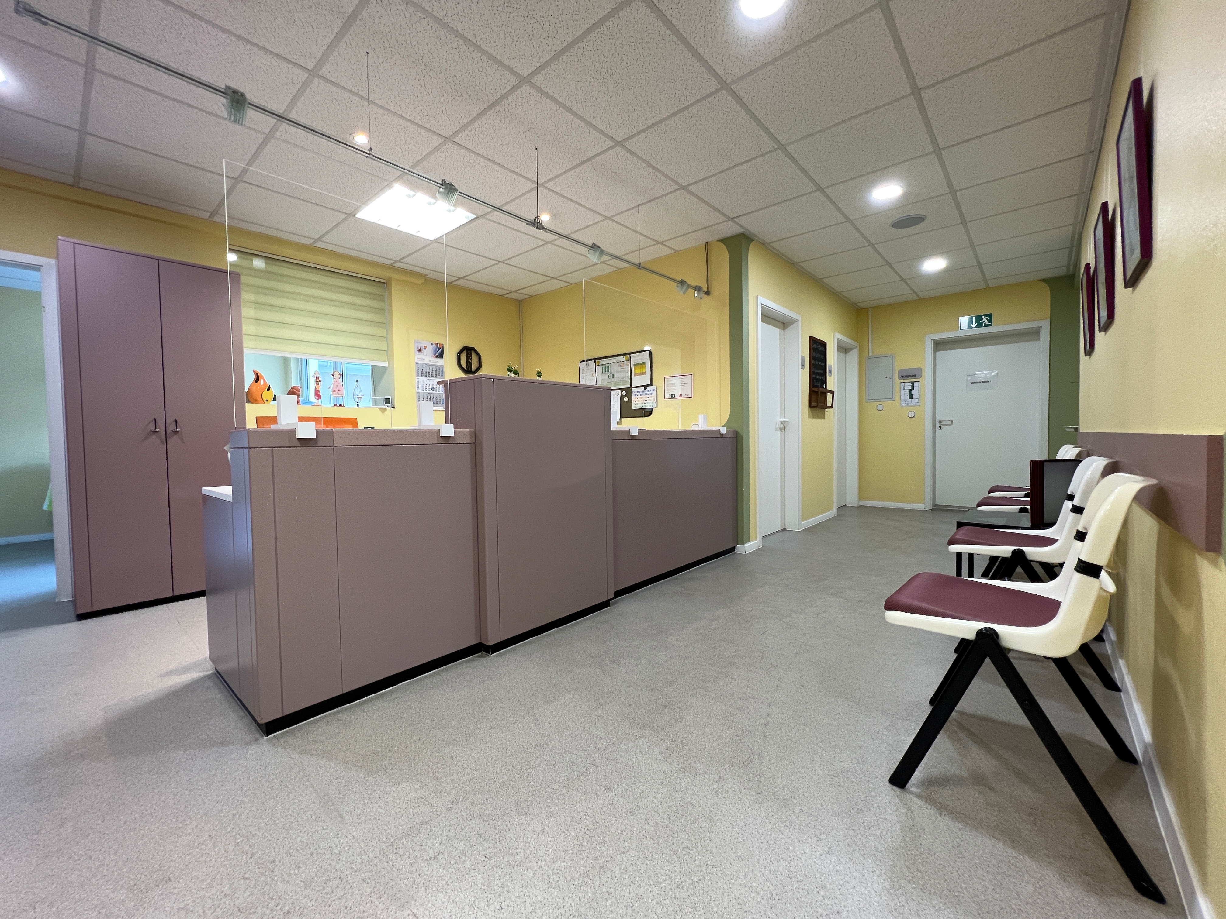 Foto vom Flur mit Anmeldetresen und Wartebereich für Patienten im MVZ Brandis