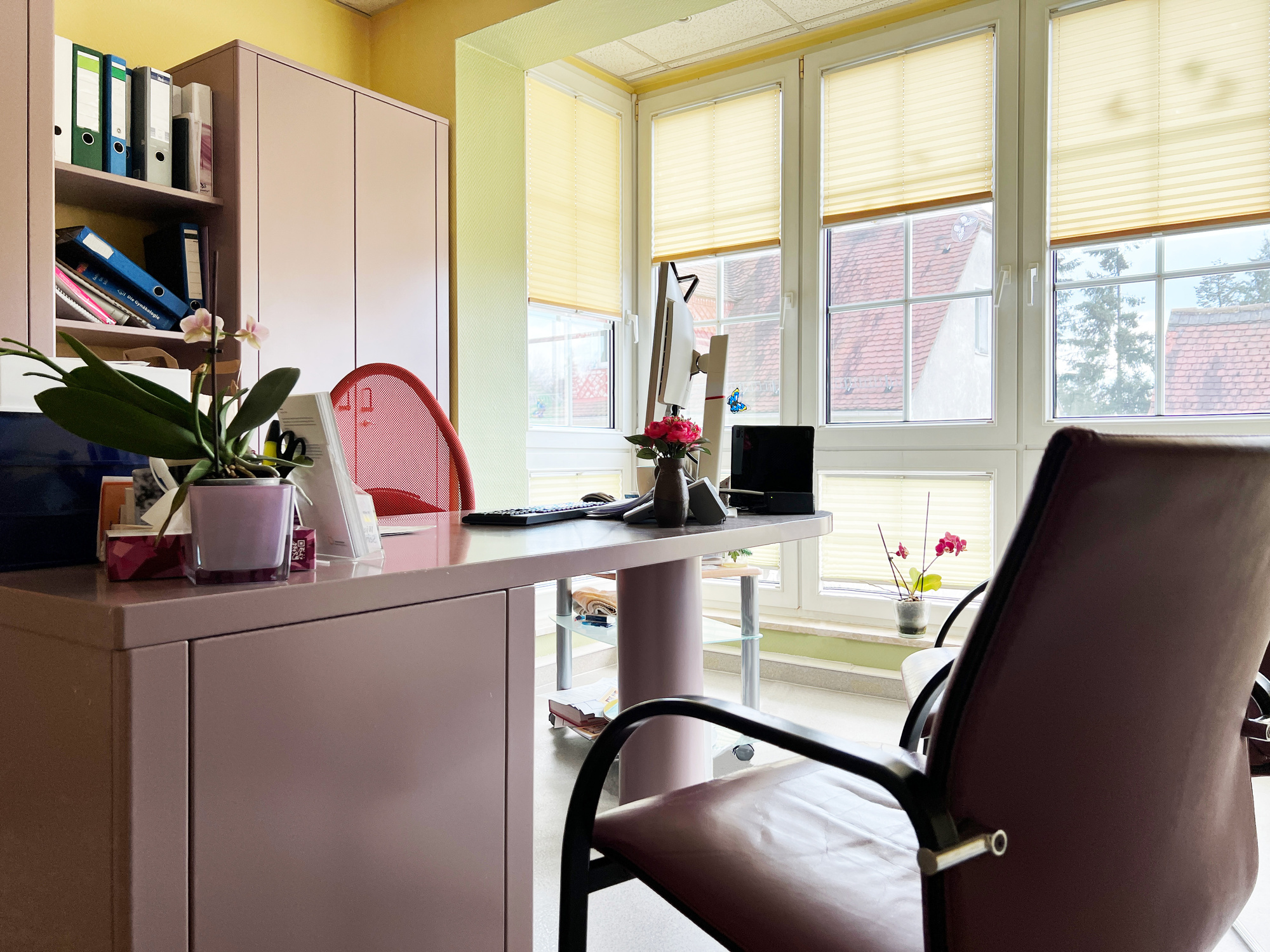 Foto vom Arztzimmer mit Schreibtisch und Stuhl, ideal für Gespräche mit Patienten im MVZ Brandis