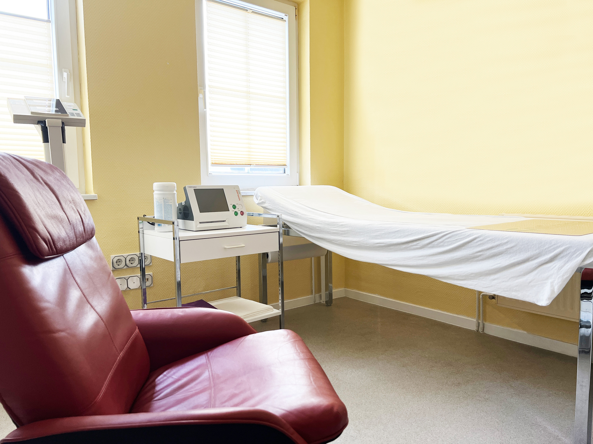 Foto vom CTG-Zimmer mit Wehenschreiber und Liege für schwangere Patientinnen im MVZ Brandis