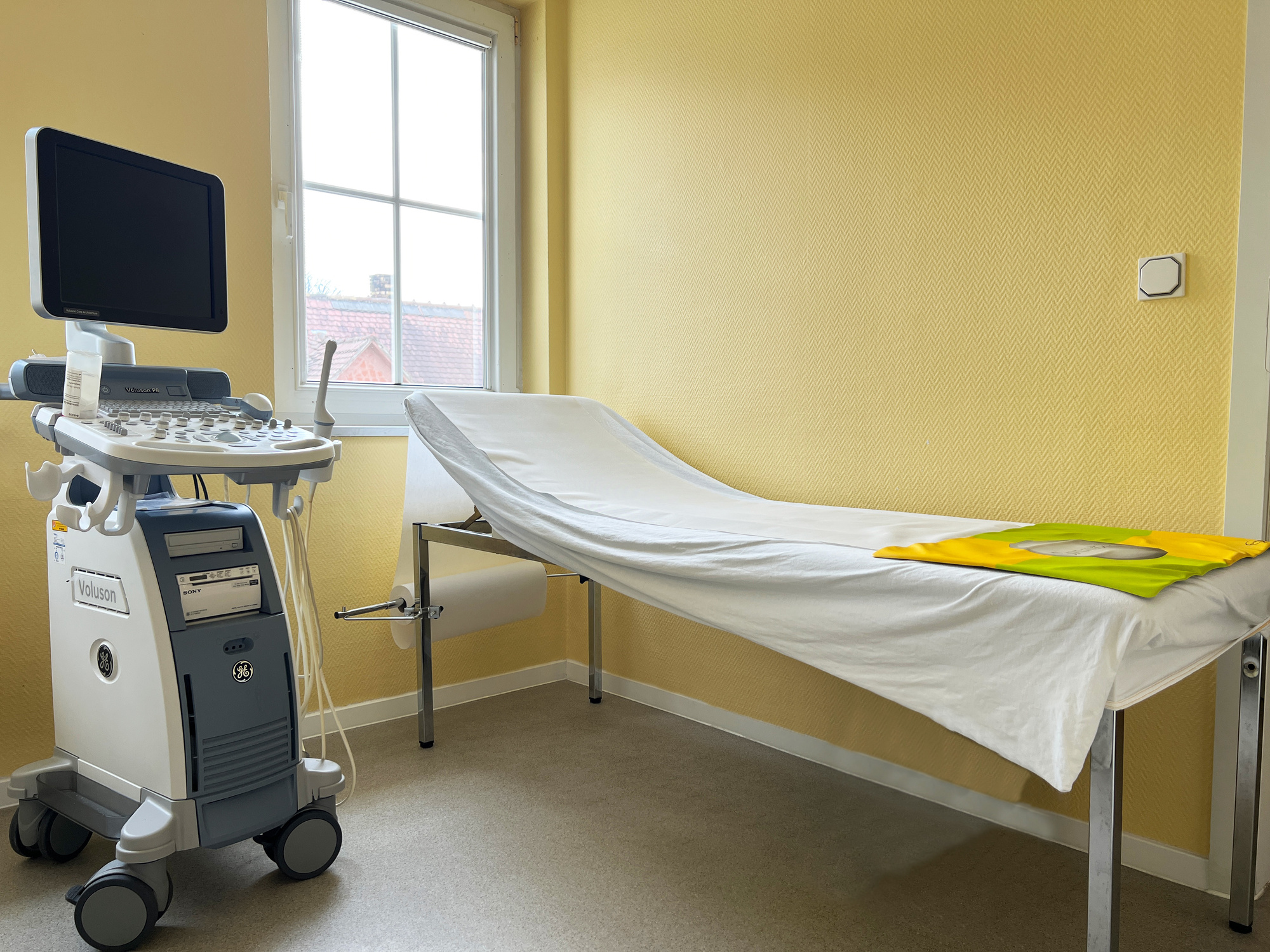 Foto vom Ultraschallzimmer mit Ultraschallgerät und Liege für Patienten im MVZ Brandis
