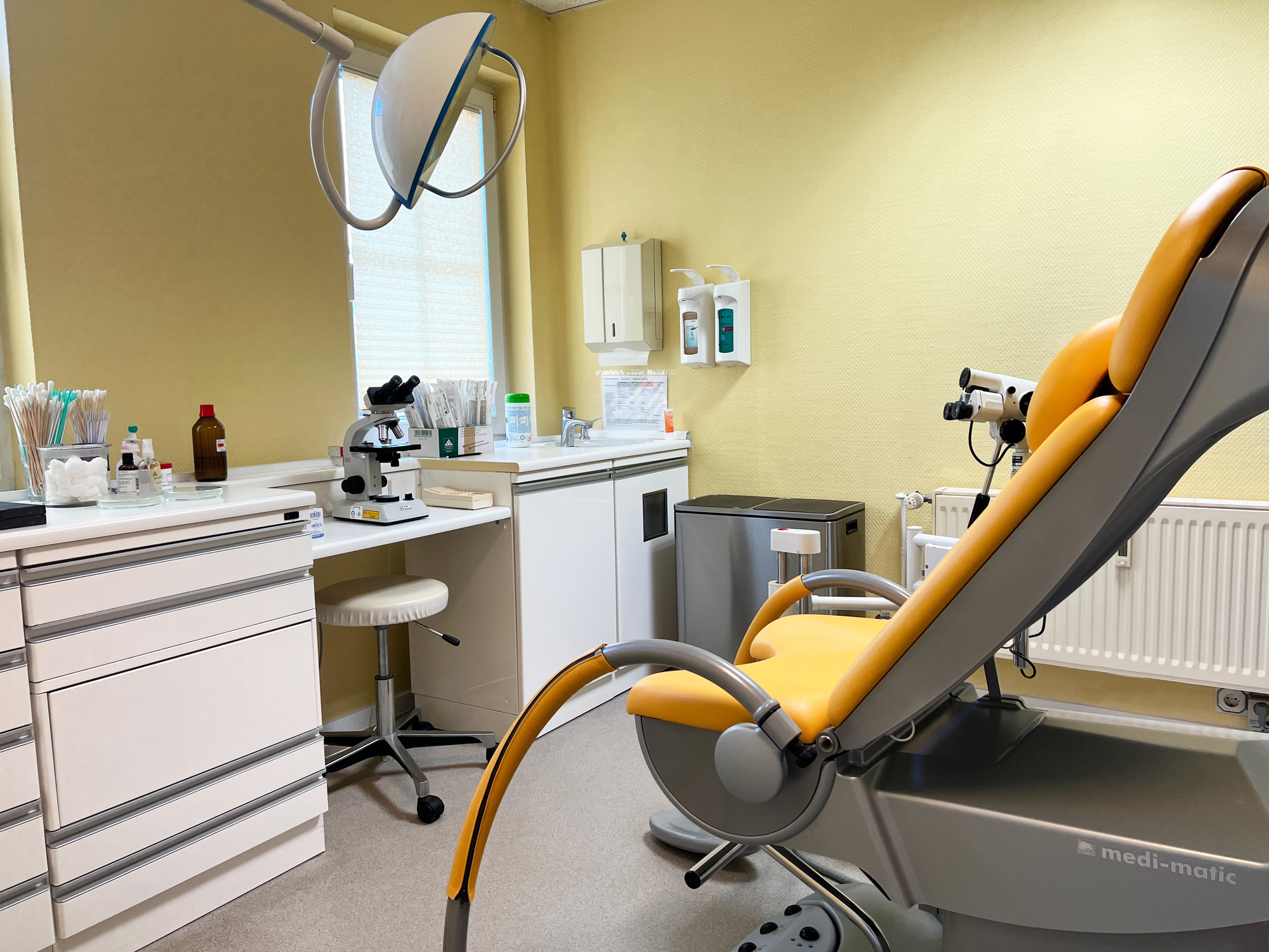 Foto vom Untersuchungszimmer mit gynäkologischem Stuhl und Untersuchungsausrüstung im MVZ Brandis