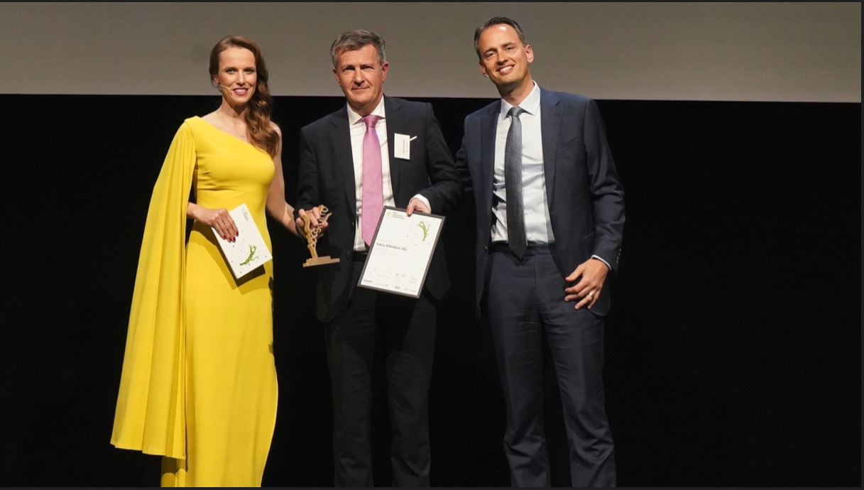 Award Übergabe an Sana Vorstandsvorsitzenden
