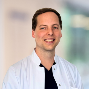Porträtfoto Niklas Hagmann, Assistenzarzt der Allgemeinchirurgie am Sana Krankenhaus Benrath