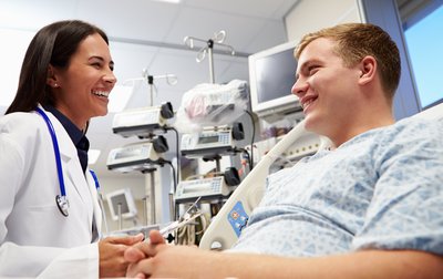 Ärztin am Patientenbett