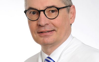 Porträt von Prof. Dr. med. Stefan Piltz, Chefarzt für Orthopädie und Unfallchirurgie am Klinikum Coburg der Sana Kliniken Oberfranken.