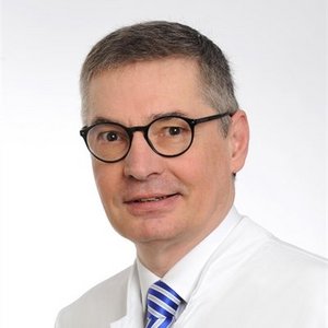 Porträt von Prof. Dr. med. Stefan Piltz, Chefarzt für Orthopädie und Unfallchirurgie am Klinikum Coburg der Sana Kliniken Oberfranken.