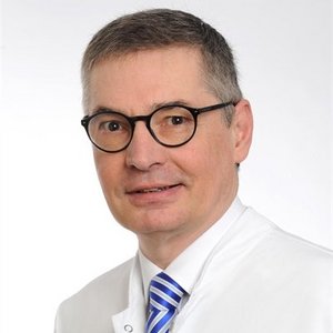 Porträt von Prof. Dr. med. Stefan Piltz, Chefarzt für Orthopädie und Unfallchirurgie am Klinikum Coburg der Sana Kliniken Oberfranken.