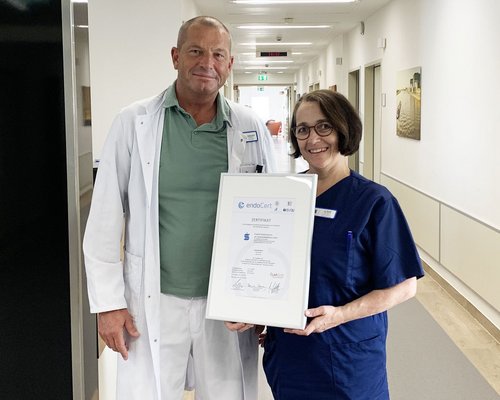 Chefarzt Etienne Bart und Oberärztin Janine Kirst freuen sich über die erneute erfolgreiche Zertifizierung des Endoprotethikzentrums am Sana-Krankenhaus Hürth. (Foto: Stefan Mülders)