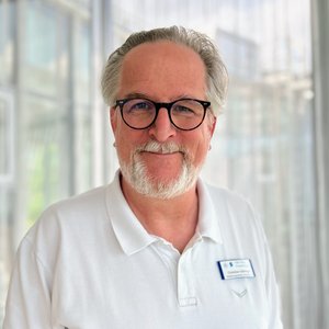 	Porträtfoto von Christian Göhlinger, Sozialdienstleiter am Karl-Olga-Krankenhaus