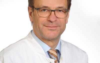Porträt von Ass. Prof. Univ. Split Dr. Dr. med. Peter Dahlem Chefarzt Kinder- und Jugendmedizin, Neonatalogie, Pädiatrische Intensivmedizin am Klinikum Coburg der Sana Kliniken Oberfranken. 