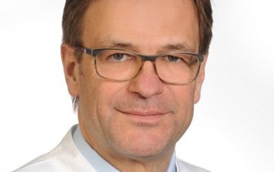 Porträt von Ass. Prof. Univ. Split Dr. Dr. med. Peter Dahlem Chefarzt Kinder- und Jugendmedizin, Neonatalogie, Pädiatrische Intensivmedizin am Klinikum Coburg der Sana Kliniken Oberfranken. 