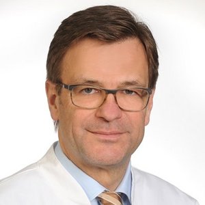 Porträt von Ass. Prof. Univ. Split Dr. Dr. med. Peter Dahlem Chefarzt Kinder- und Jugendmedizin, Neonatalogie, Pädiatrische Intensivmedizin am Klinikum Coburg der Sana Kliniken Oberfranken. 