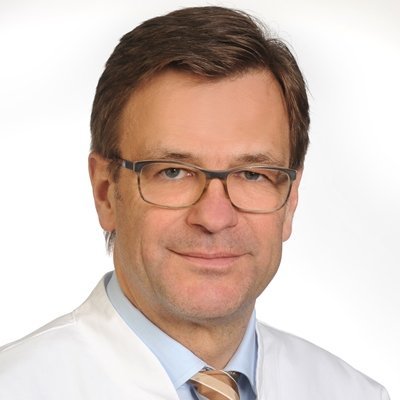 Porträt von Ass. Prof. Univ. Split Dr. Dr. med. Peter Dahlem Chefarzt Kinder- und Jugendmedizin, Neonatalogie, Pädiatrische Intensivmedizin am Klinikum Coburg der Sana Kliniken Oberfranken. 