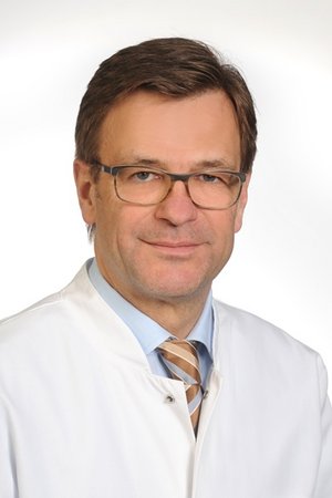 Porträt von Ass. Prof. Univ. Split Dr. Dr. med. Peter Dahlem Chefarzt Kinder- und Jugendmedizin, Neonatalogie, Pädiatrische Intensivmedizin am Klinikum Coburg der Sana Kliniken Oberfranken. 