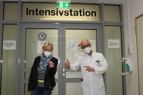 Genesen und voller Lebensfreude kehrte Elke H., hier mit Chefarzt Dr. Torsten Schwalm, noch mal an den Ort zurück, an dem sie das Corona-Virus besiegte. (Foto: Stefan Mülders)