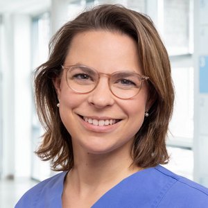 Porträtfoto von Annika Frenzel, Leiterin des Kreißsaals der Klinik für Gynäkologie und Geburtshilfe der Regio Kliniken