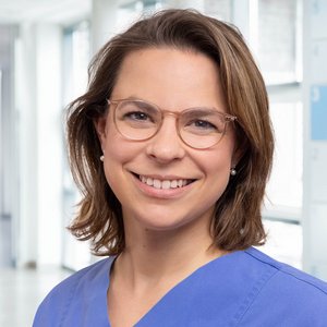 Porträtfoto von Annika Frenzel, Leiterin des Kreißsaals der Klinik für Gynäkologie und Geburtshilfe der Regio Kliniken