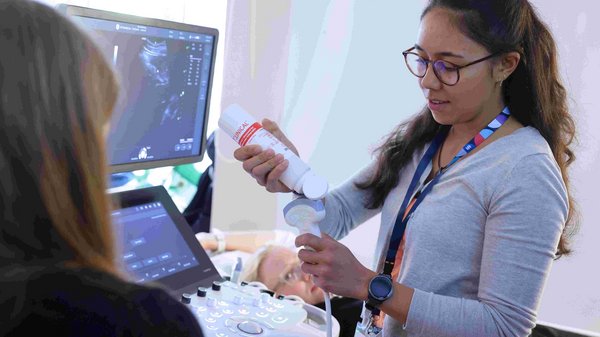 Summerschool-Teilnehmende beim Ultraschall