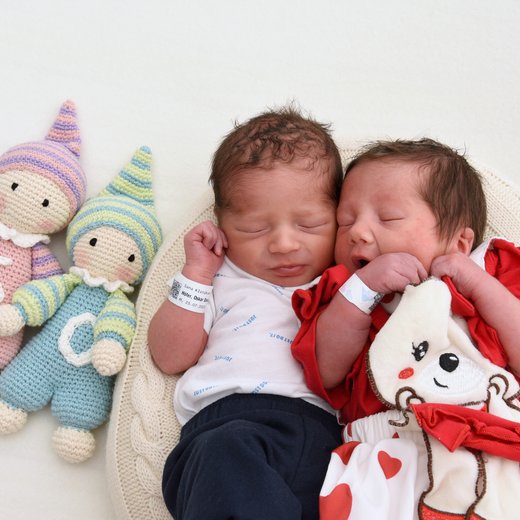 Babygaleriebild von Oskar David und Sidney Christine, geboren am 25.07.2025 im Sana Klinikum Hof