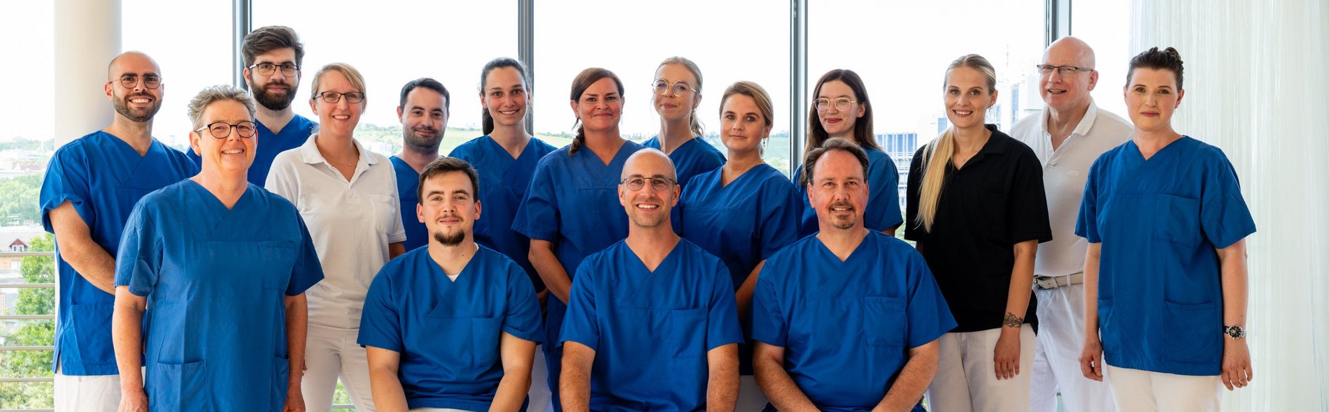 Gruppenfoto des Teams des Zentrum für Schulter- und Ellenbogenchirurgie am Karl-Olga-Krankenhaus