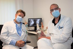 Chefarzt Dr. Martin Ulatowski (links) und Oberarzt Dr. Ralf Pinkernell führen am Sana Krankenhaus Radevormwald wieder planbare Operationen durch. (Foto: Stefan Mülders)