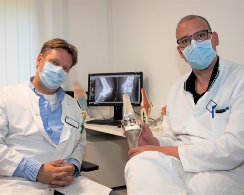 Chefarzt Dr. Martin Ulatowski und der Leitende Oberarzt Dr. Ralf Pinkernell freuen sich über die erneute Qualitätsbestätigung für das Endoprothetikzentrum. (Foto: Stefan Mülders)
