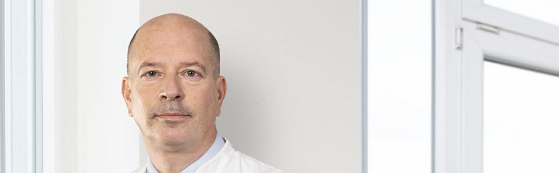 Chefarzt Dr. med. Marc Goebel (Foto: Stephan Hubrich) Porträtfoto Dr. Marc Goebel, Chefarzt, Facharzt für Chirurgie, Unfallchirurgie und Sportmedizin am Sana Krankenhaus Hürth
