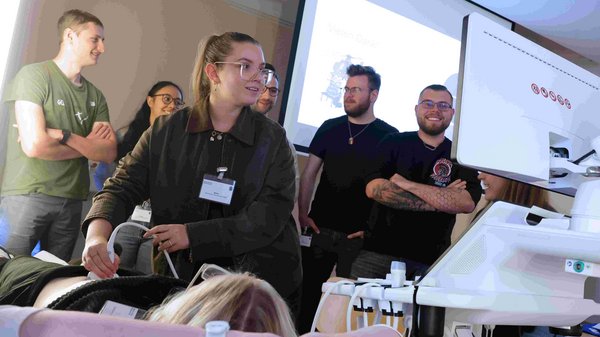 Summerschool-Teilnehmende beim Ultraschall