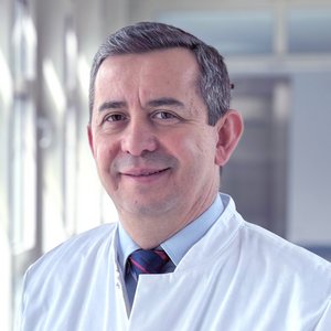 Porträt Dr. med. univ. Süleyman Saz Chefarzt Hämatologie und Internistische Onkologie