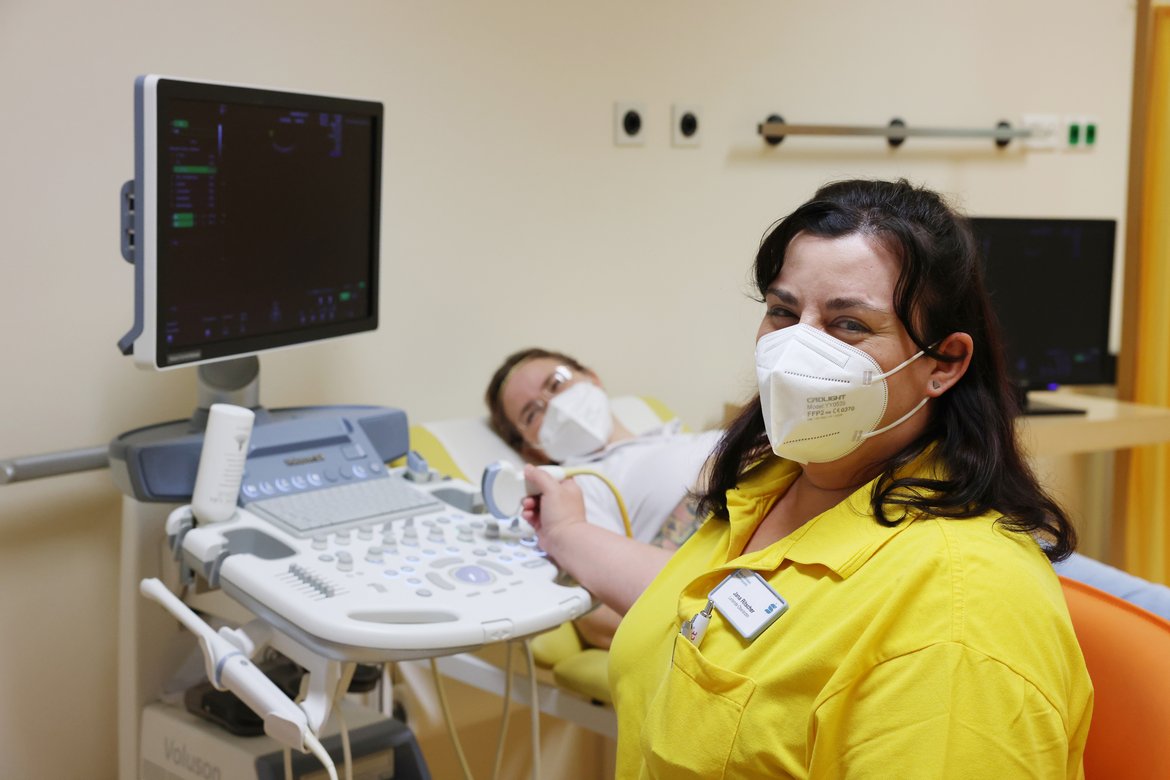 Leitende Oberärztin mit einer Patientin und Ultraschallgerät