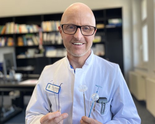 Chefarzt Dr. Torsten Schwalm zeigt einige der Katheter, mit denen Herzerkrankungen und Bluthochdruck behandelt werden können. (Foto: Stefan Mülders)