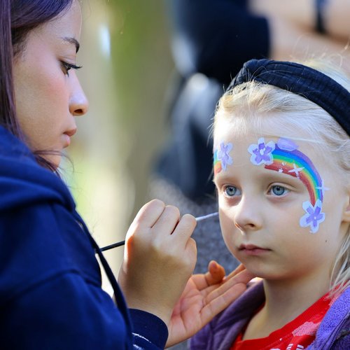 Ein Mädchen wird beim Kinderfest in Lauchhammer fantasievoll geschminkt.
