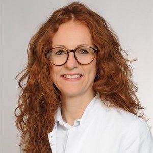 Porträt von Dr. med. Franziska Groenen, Chefärztin Zentrale Notaufnahme am Klinikum Coburg der Sana Kliniken Oberfranken.